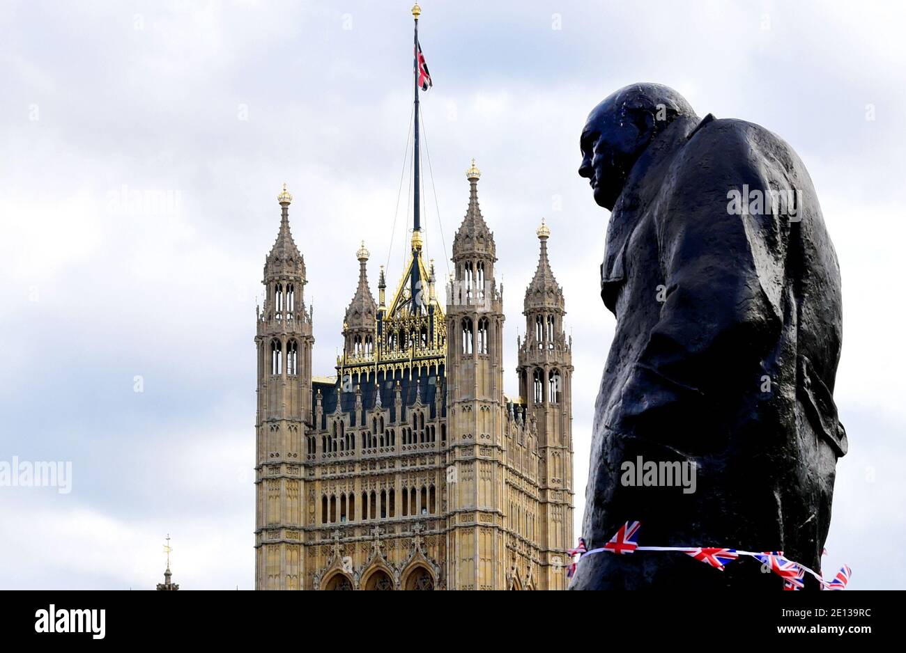 Londra, Regno Unito. 07 settembre 2019. Un monumento di Winston Churchill, ex primo ministro della Gran Bretagna, di fronte alla Torre Vittoria del Palazzo di Westminster. Credit: Waltraud Grubitzsch/dpa-Zentralbild/ZB/dpa/Alamy Live News Foto Stock