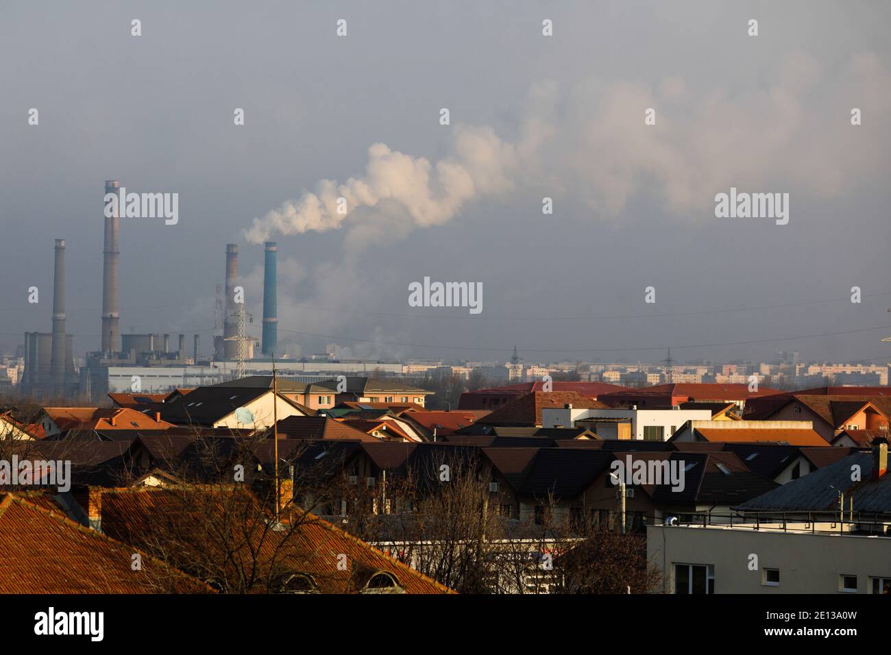 Bucarest, Romania - 3 gennaio 2021: Centrale termica durante una giornata invernale fredda e soleggiata a Bucarest. Foto Stock