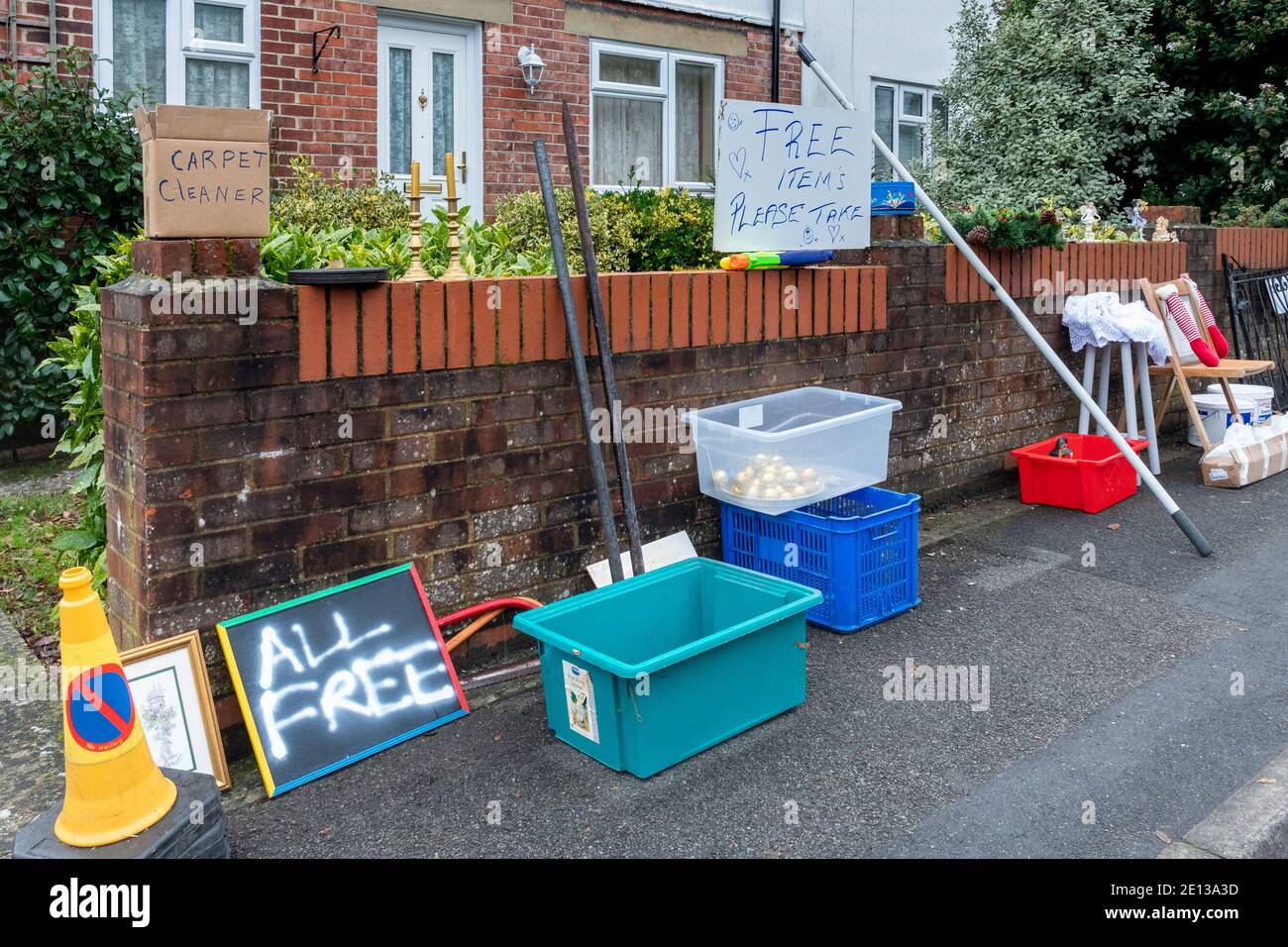 Raccolta di oggetti di tutti i giorni che vengono dati via gratuitamente fuori di una casa, Regno Unito Foto Stock