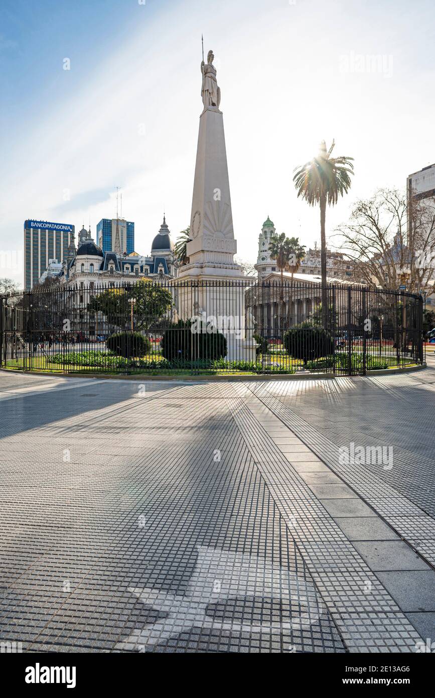 Plaza de Mayo a Buenos Aires, Argentina. Si ritiene che sia il sito fondamentale della città. La piramide di maggio è illuminata dai raggi solari Foto Stock