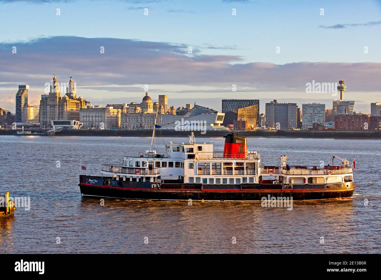 Una bandiera sul traghetto Royal Iris Mersey vola a metà albero in memoria di Gerry e la stella pacemaker Gerry Marsden è morto all'età di 78 anni. Le canzoni più note dell'amatissimo cantante Merseybeat includevano "You'll Never Walk Alone" e "Ferry Cross the Mersey". Foto Stock