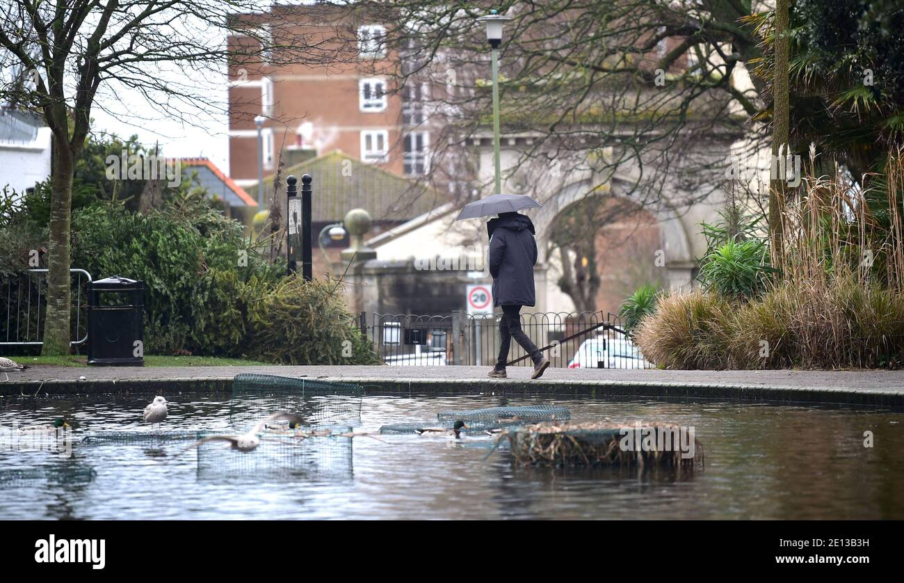 Brighton UK 4 gennaio 2021 - Umbrella tempo intorno Queens Park a Brighton in una giornata fredda e umida nel Sud Est : Credit Simon Dack / Alamy Live News Foto Stock