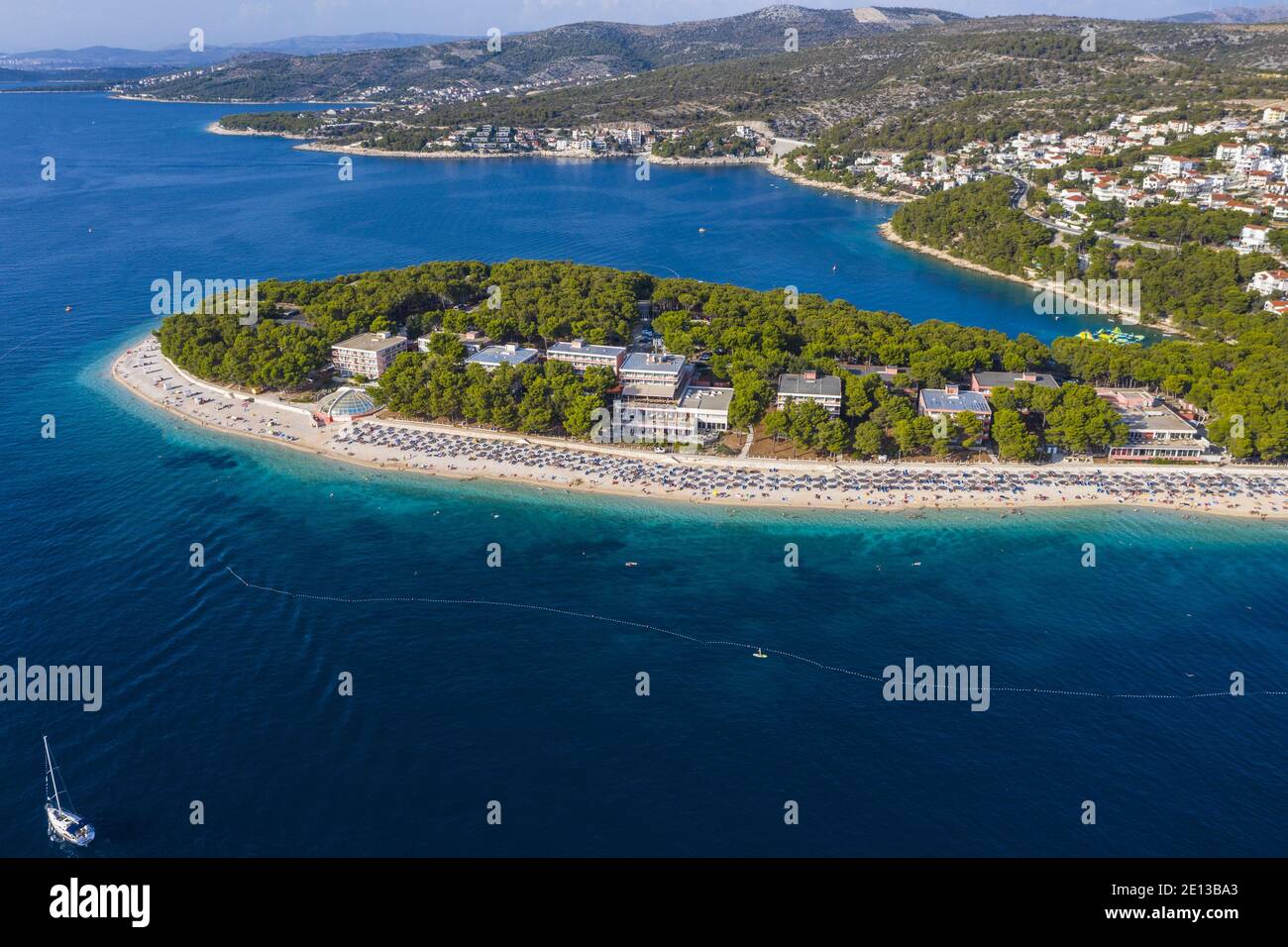 Spiaggia e hotel a Primosten Foto Stock