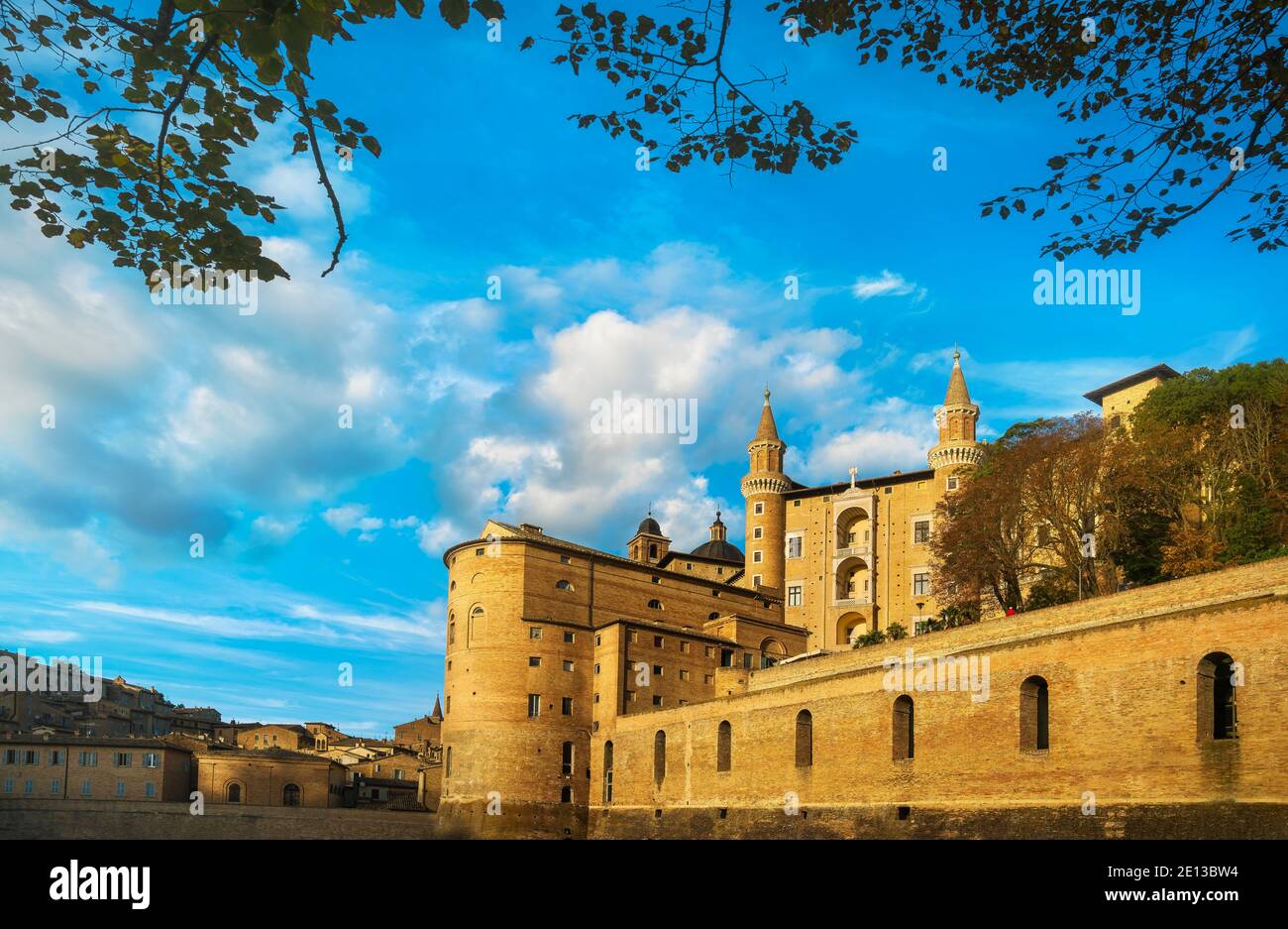 Palazzo Ducale medievale di Urbino al tramonto. Sito patrimonio dell'umanità dell'UNESCO. Regione Marche, Italia, Europa. Foto Stock