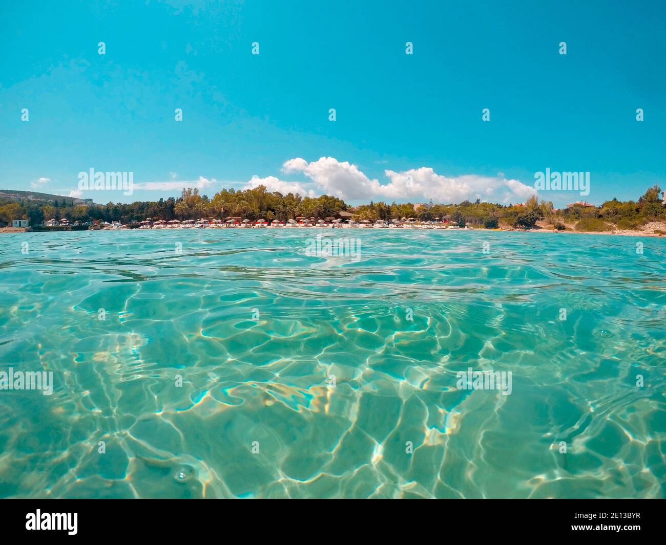 Vista sulla spiaggia dal mare, con fotocamera gopro, Mar Egeo in una giornata di sole Foto Stock