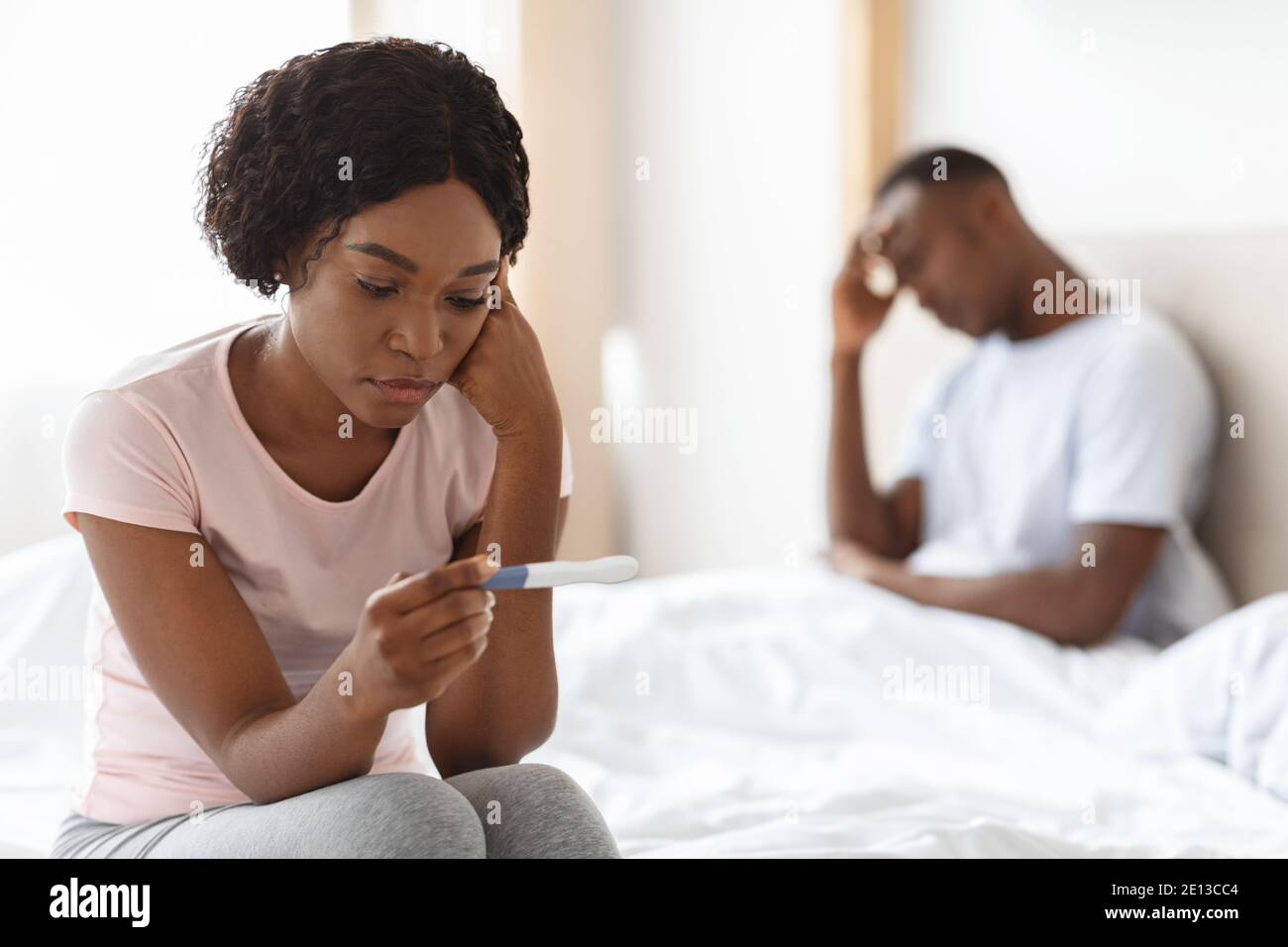 Donna nera depressa che tiene il test di gravidanza, concetto di gravidanza non intenzionale Foto Stock