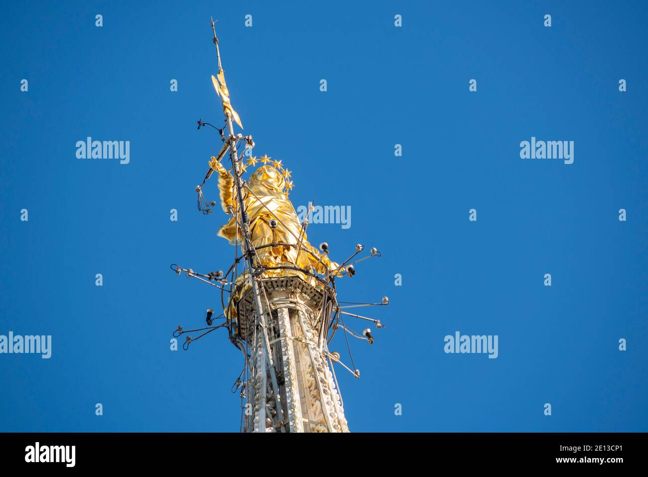 Una statua dorata di Santa Maria si trova in cima al Duomo di Milano. La Vergine Maria, conosciuta anche come 'la Madunina', si ritiene che protegga la città Foto Stock