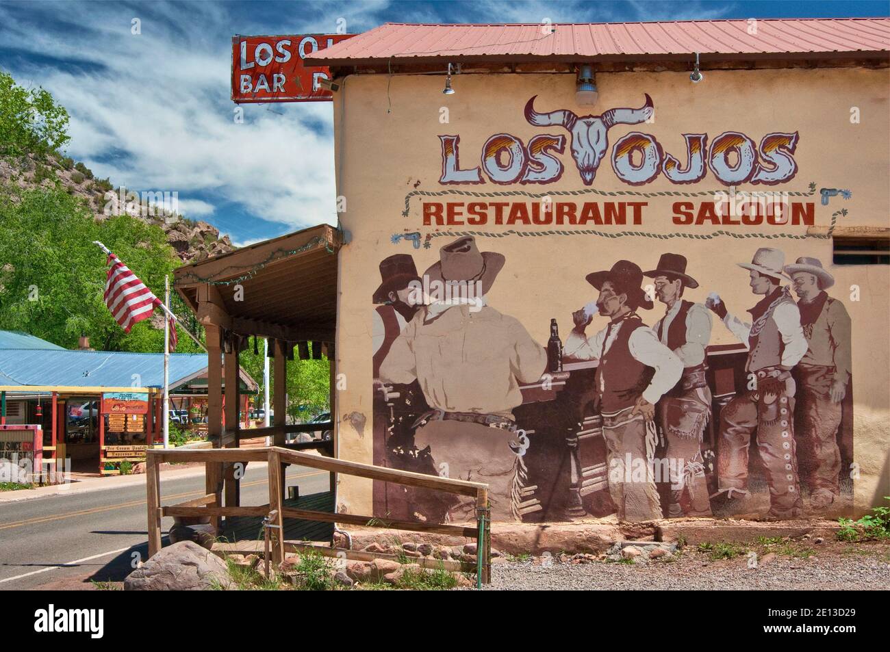 Pitture murali al ristorante e salone Los Ojos a Jemez Springs, New Mexico, USA Foto Stock