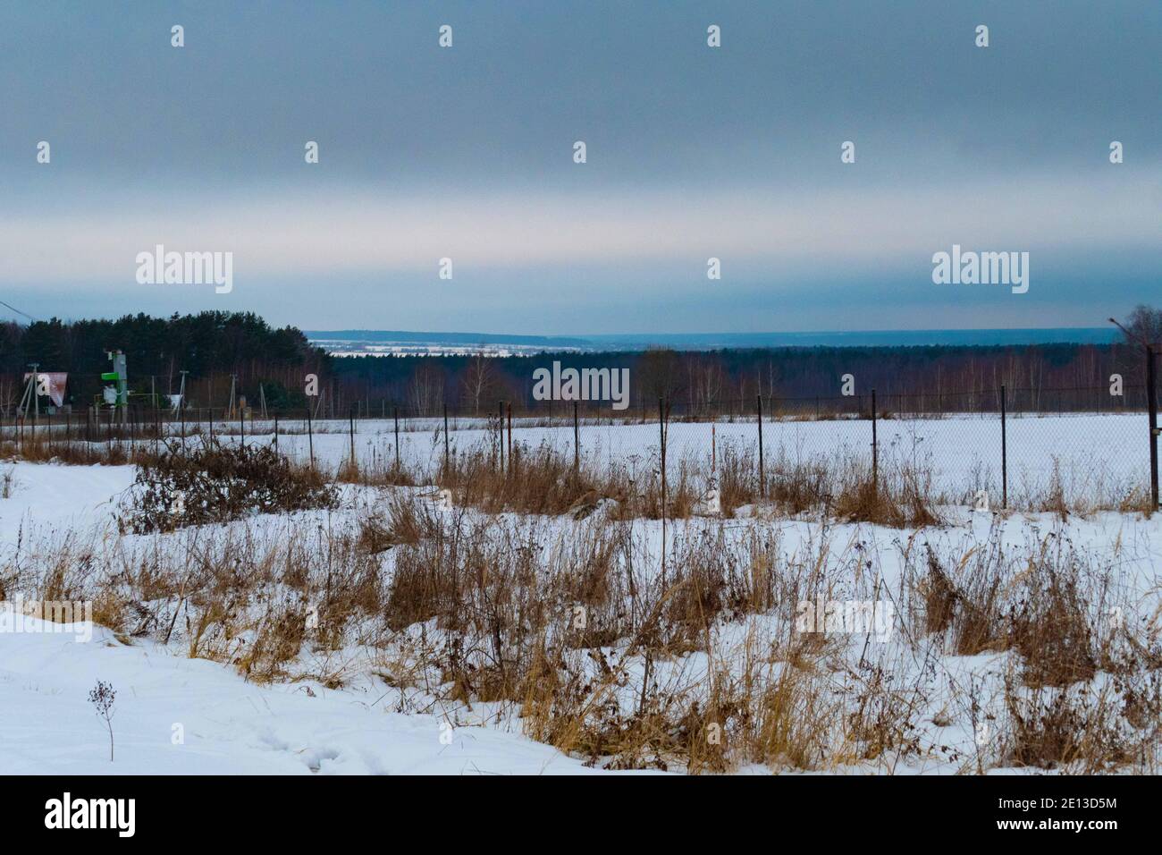 Il campo in inverno innevato in Russia 2021 Foto Stock