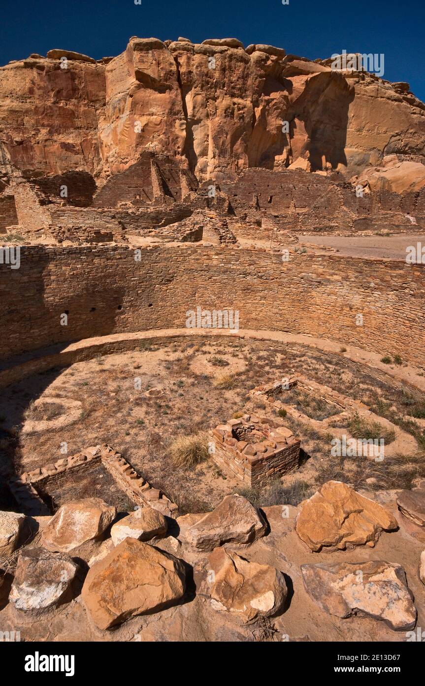 Grande Kiva a Pueblo Bonito, rovine indiane di Anasazi, North Mesa Behind, Chaco Culture National Historical Park, New Mexico, USA Foto Stock