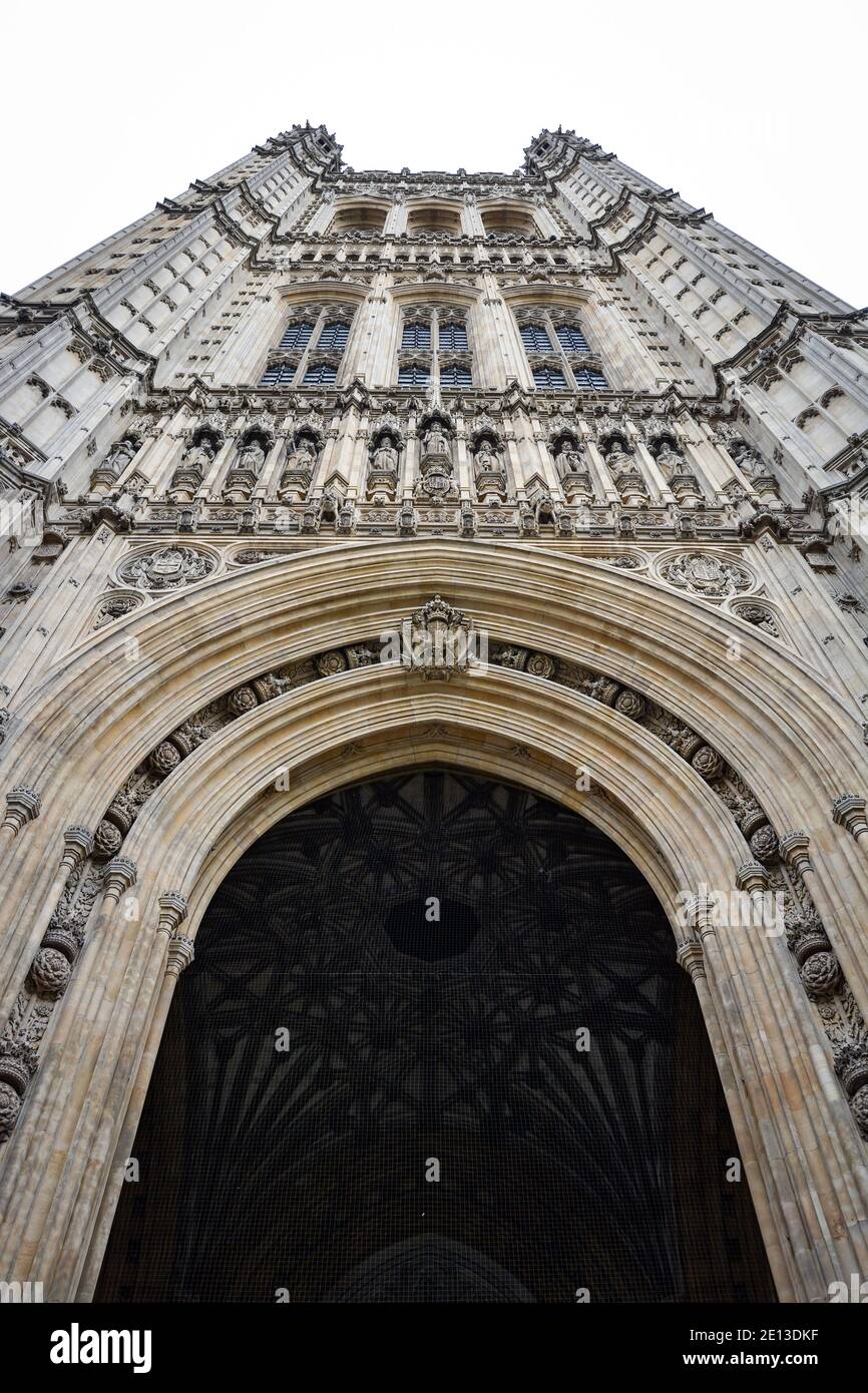 Dettaglio della lapide della Torre Victoria sopra l'ingresso dei Sovereigns alle Camere del Parlamento di Londra, Inghilterra Foto Stock