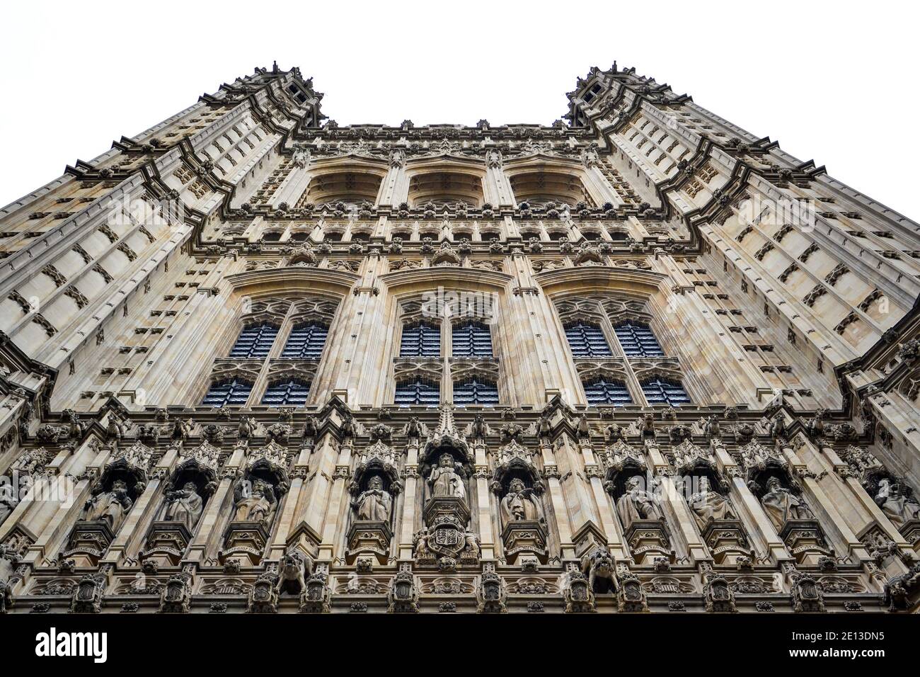 Dettaglio della lapide della Torre Victoria sopra l'ingresso dei Sovereigns alle Camere del Parlamento di Londra, Inghilterra Foto Stock