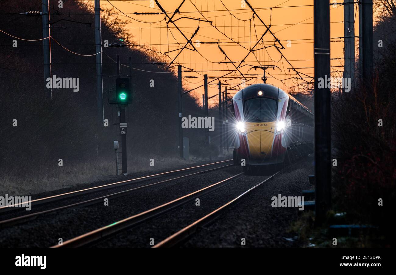 Il nuovo treno elettrico LNER Azuma che opera sulla East Coast Mainline, Inghilterra, Regno Unito Foto Stock