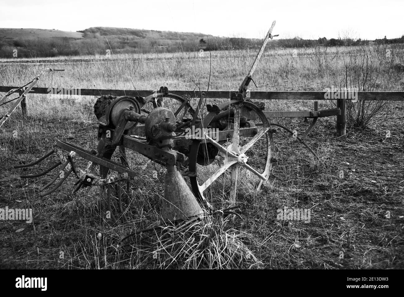 Vecchi macchinari agricoli in campo bianco e nero Foto Stock