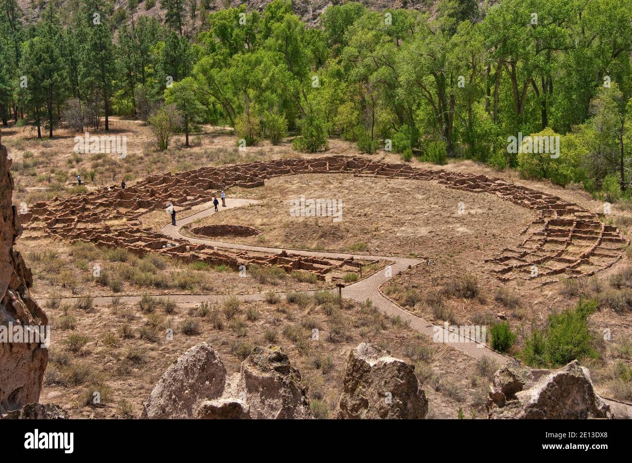 Tyuonyi pueblo, costruito dagli antichi Pueblo persone (Anasazi), Frijoles Canyon, Bandelier National Monument, Nuovo Messico, STATI UNITI D'AMERICA Foto Stock
