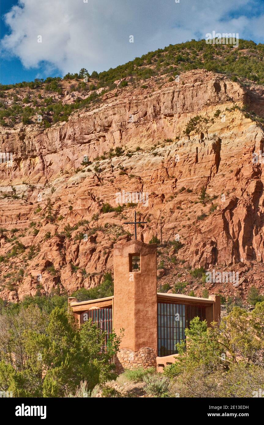 Chiesa di Cristo di deserto monastero, Mesa de las Viejas dietro, di Chama Canyon vicino Abiquiu, Nuovo Messico, STATI UNITI D'AMERICA Foto Stock