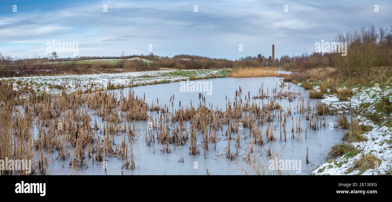 Neve e lago ghiacciato sul sito della collisione ridondante Pleasley. Foto Stock