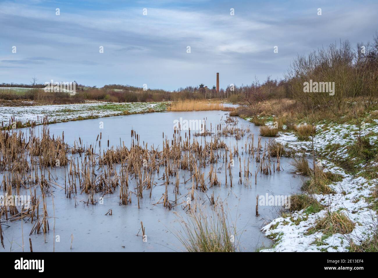 Neve e lago ghiacciato sul sito della collisione ridondante Pleasley. Foto Stock