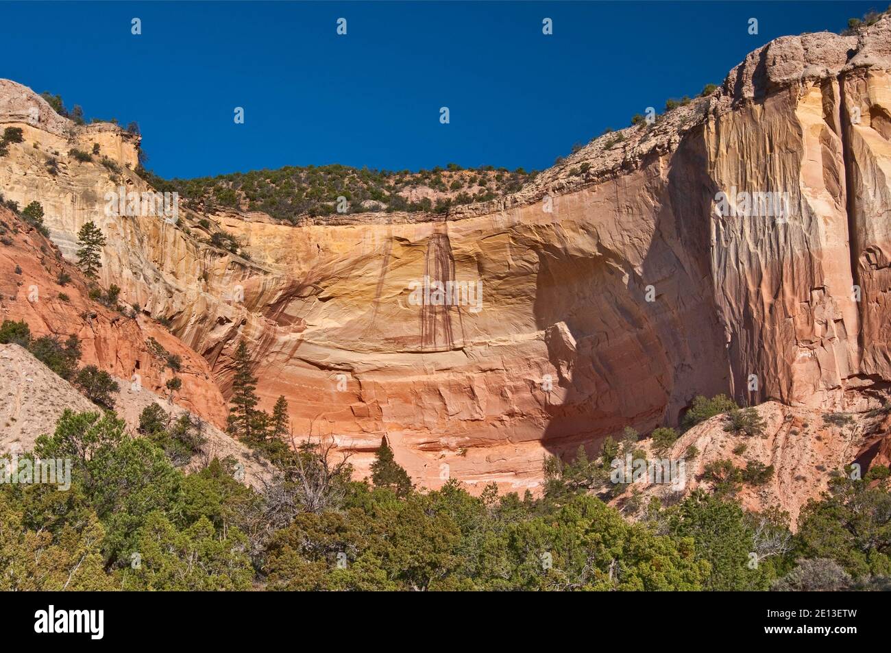 Eco Anfiteatro roccia naturale alcova in una scogliera a Mesa de las Viejas vicino Abiquiu, New Mexico, Stati Uniti Foto Stock