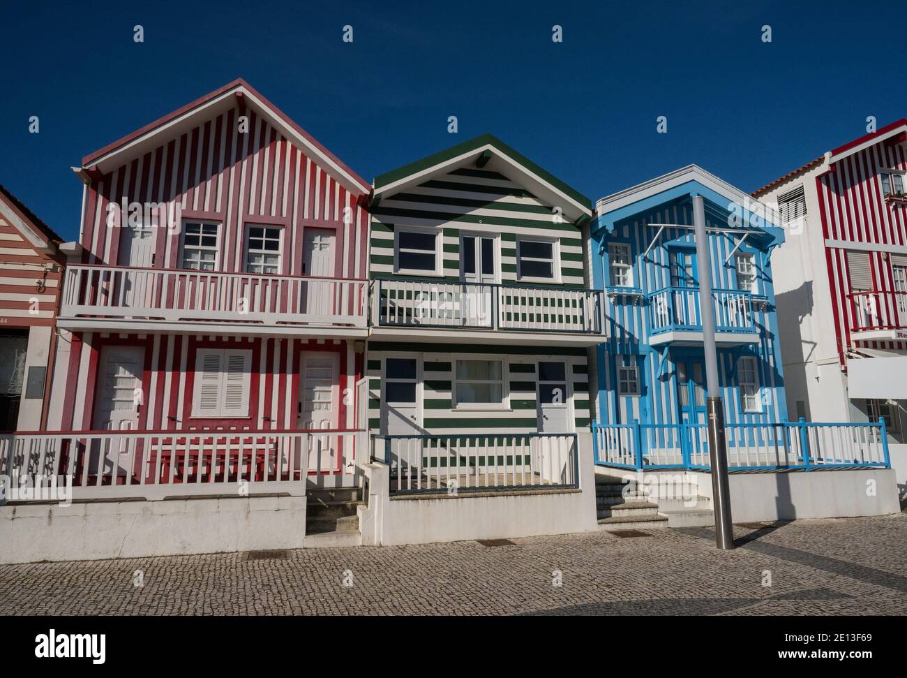 Panorama della costa atlantica villaggio balneare tradizionale storico Case colorate Praia da Costa Nova do Prado Aveiro Ilhavo Portogallo Europass Foto Stock