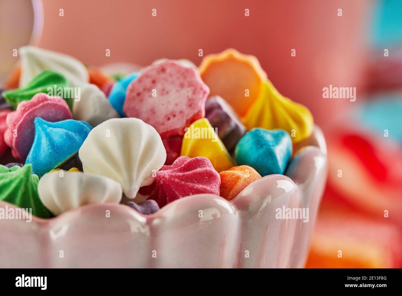 San Valentino o cena romantica con dolci su un blu sfondo Foto Stock