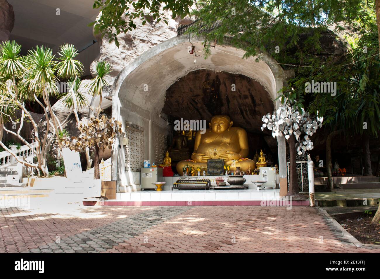 Katyayana buddista o Mahakatyayana buddismo e altro angelo divinità dio Statua a Wat Tham Klong Phen tempio della foresta per la gente visita respect pregando Foto Stock