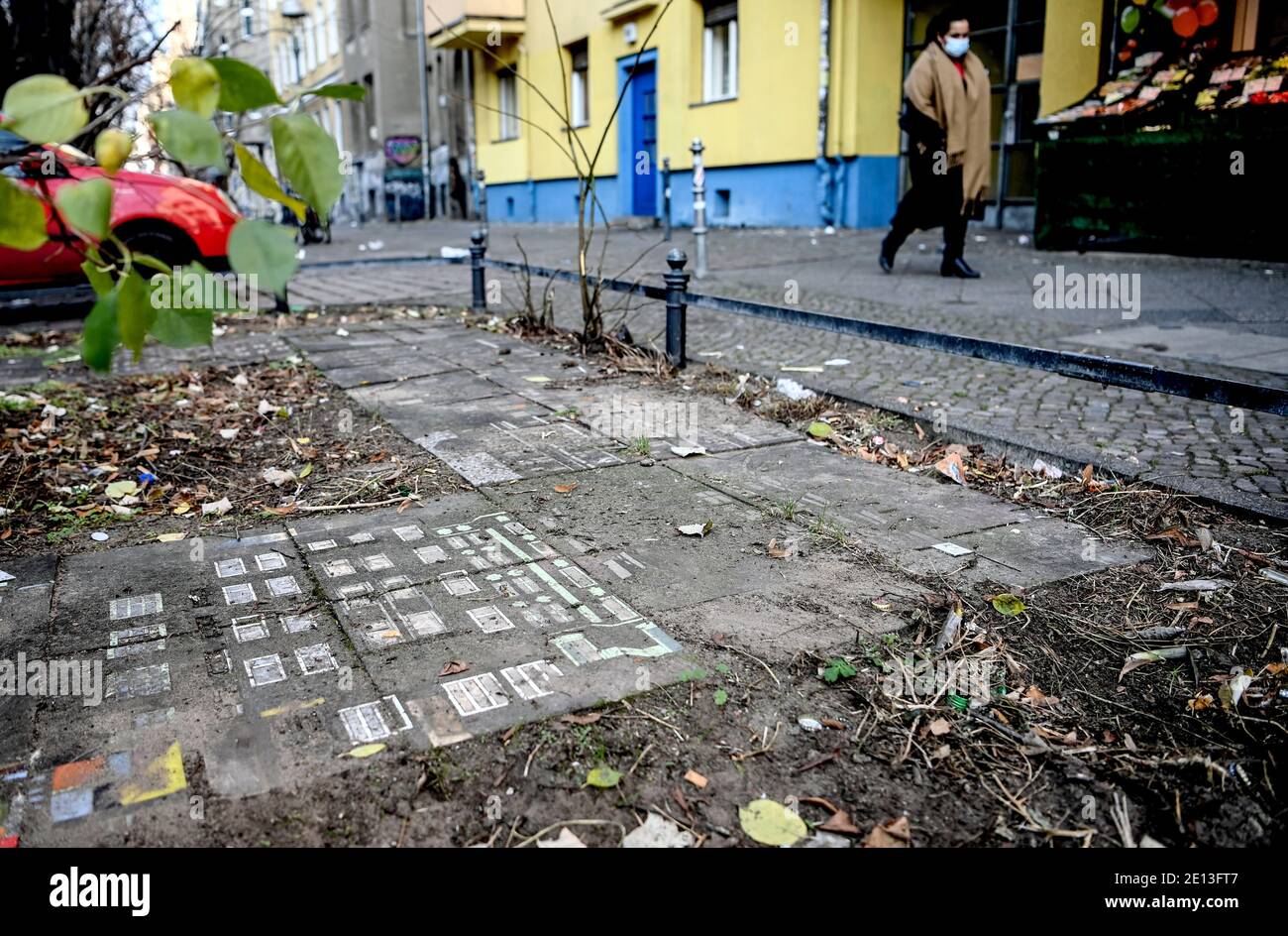 Berlino, Germania. 8 dicembre 2020. Un'opera d'arte danneggiata può essere vista in una striscia verde su Reichenberger Straße. Nell'ambito dell'IBA (International Building Exhibition), l'amministrazione distrettuale di Kreuzberg ha organizzato un concorso con l'obiettivo di migliorare l'immagine della strada attraverso i ricordi dei gloriosi anni pre-bellici. Vari progetti artistici commemorano il passato industriale della strada. Credit: Pedersen/dpa-Zentralbild/ZB/dpa/Alamy Live News Foto Stock