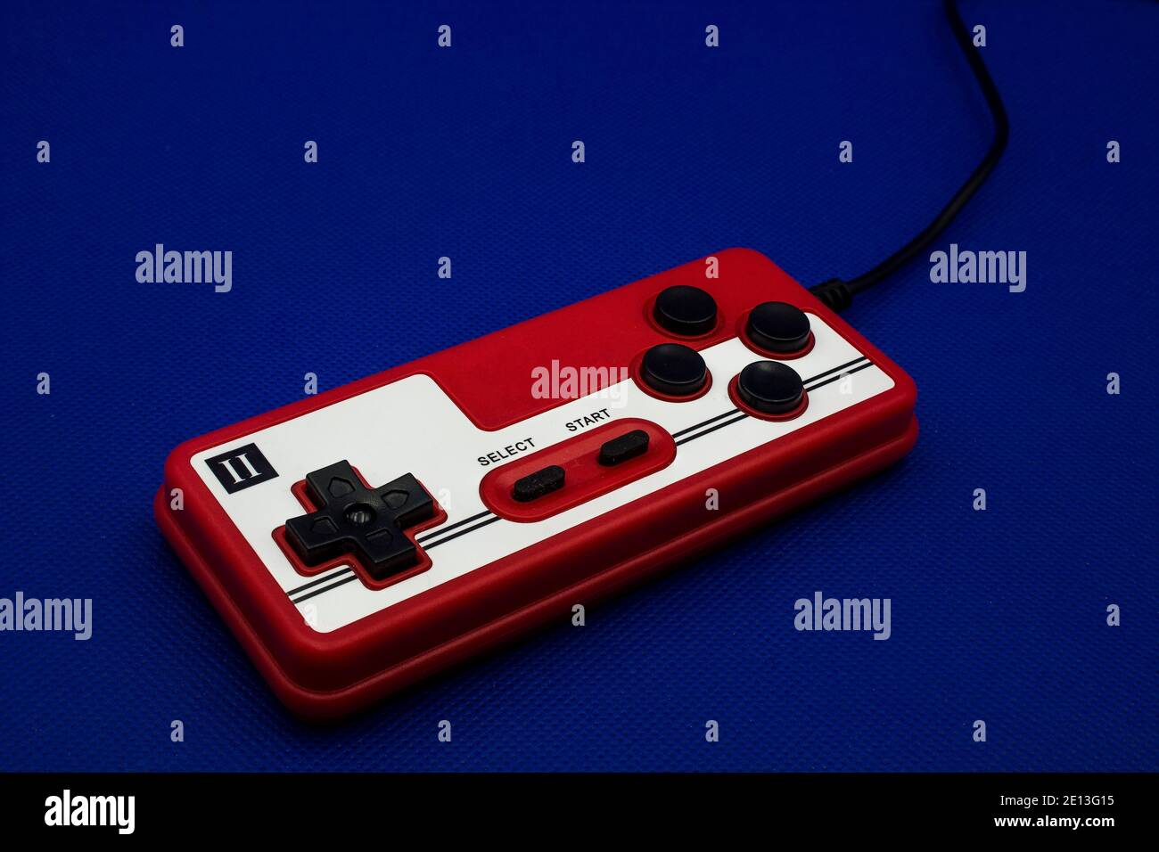 Controller retro gamepad su sfondo blu Foto Stock