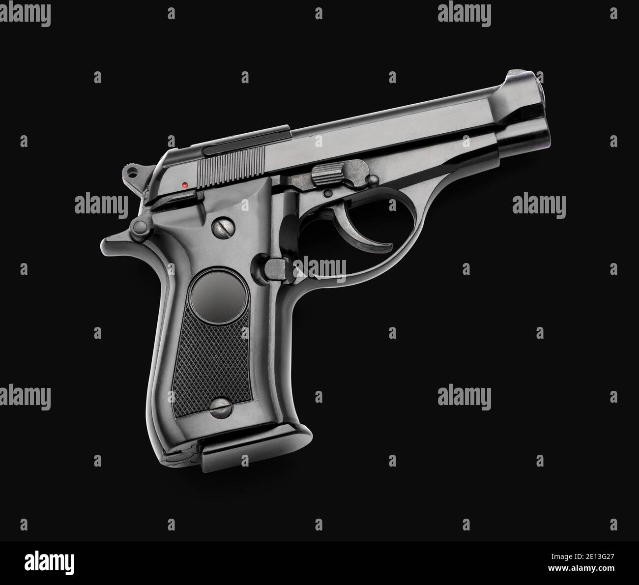 Pistola automatica nera su sfondo nero con copia spazio concettuale di marktmanship, crimine, violenza o autodifesa Foto Stock