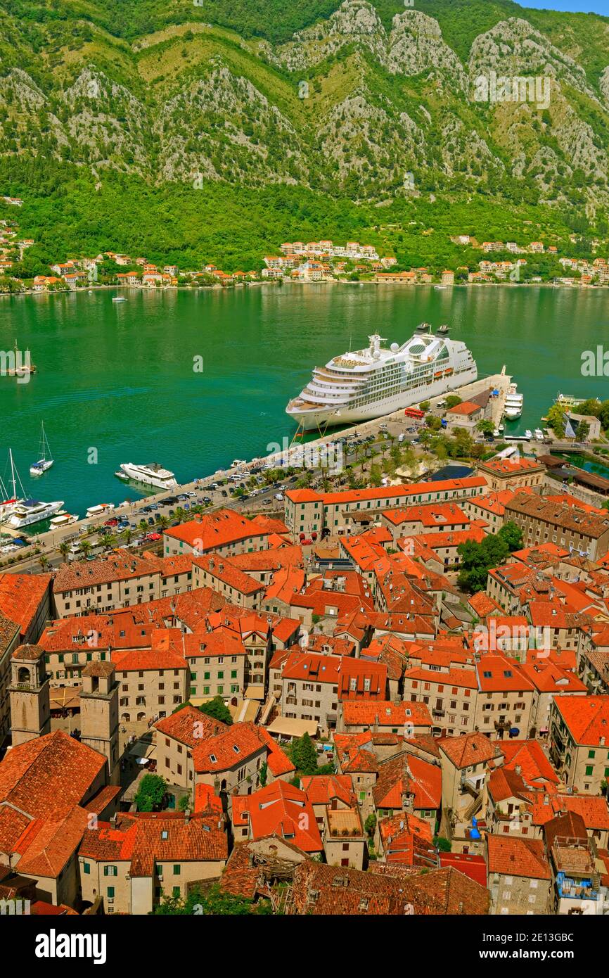 Città vecchia di Cattaro con navi da crociera 'Emerald Princess' e 'Seabourn Odyssey' nella baia di Cattaro, Montenegro. Foto Stock