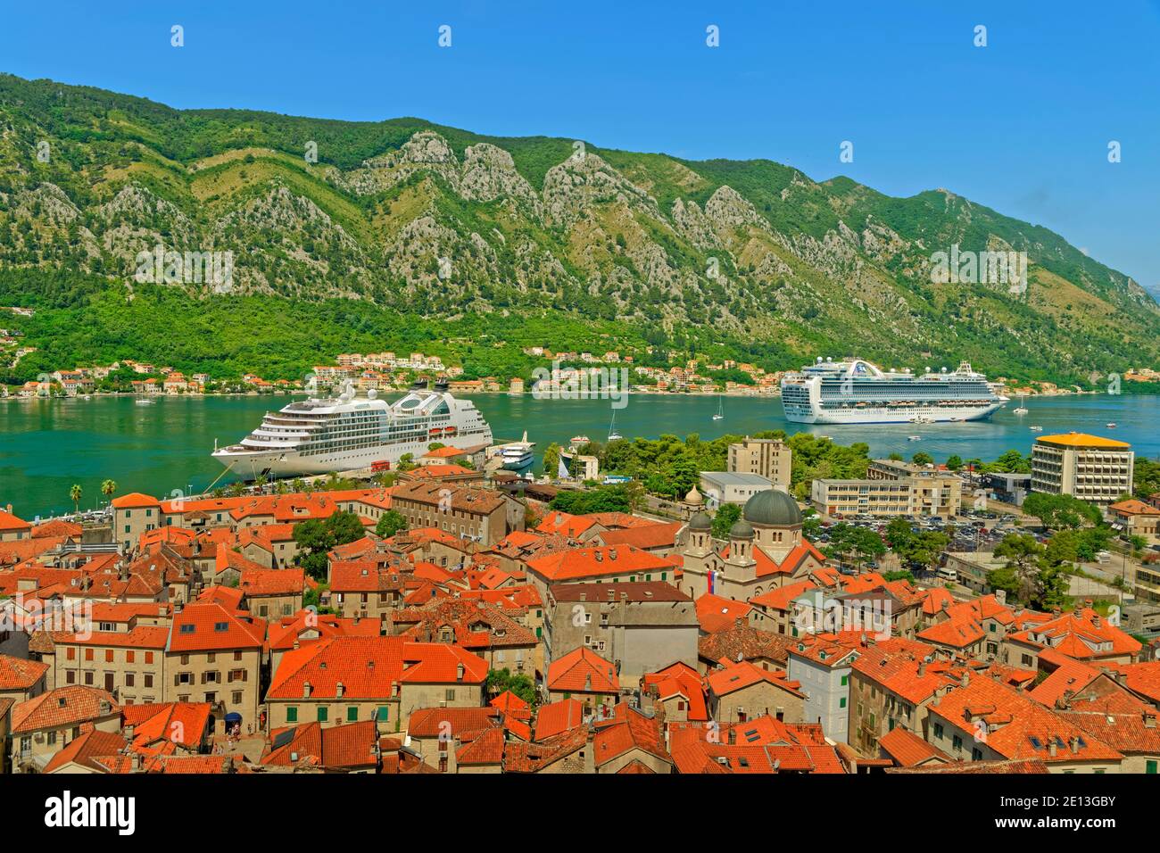 Città vecchia di Cattaro con navi da crociera 'Emerald Princess' e 'Seabourn Odyssey' nella baia di Cattaro, Montenegro. Foto Stock