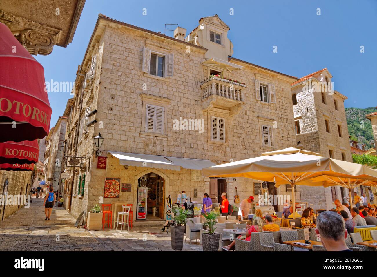 Palazzo della famiglia lombarda e caffè Scorpio nella città vecchia di Cattaro, Montenegro. Foto Stock