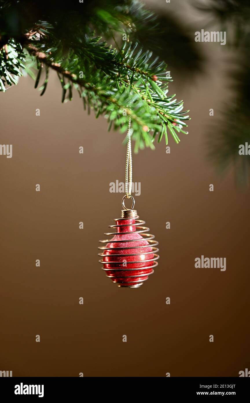 Decorazione dell'albero di Natale appesa all'albero. Foto Stock