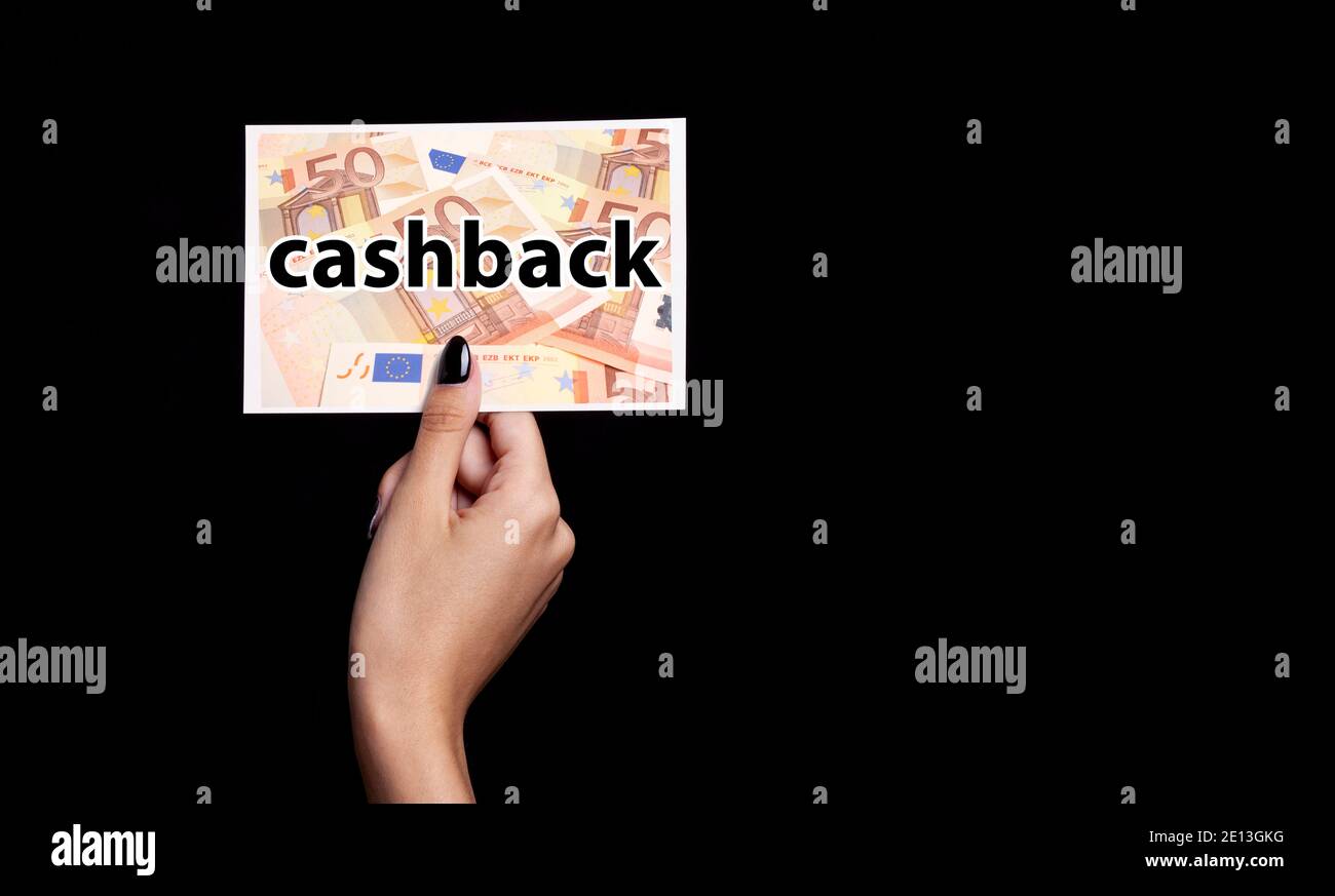 Carta per mano con cashback di testo su sfondo nero - concetto di cashback. Risparmio di denaro. Rimborso denaro. Foto Stock
