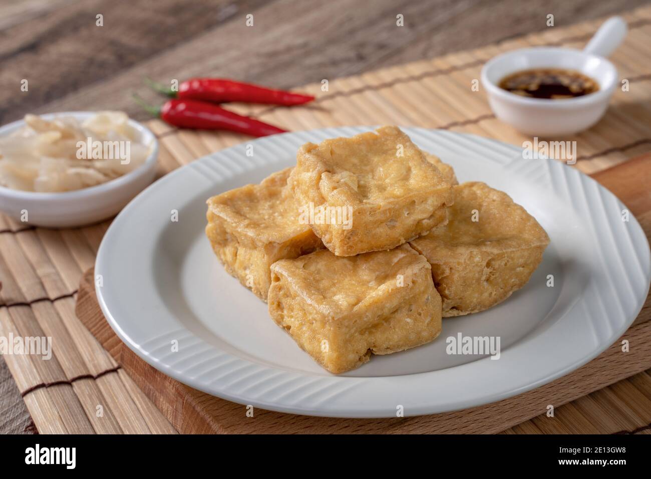 Tofu spinoso fritto, cagliata di fagioli fermentati con verdure di cavolo sottaceto, famoso e delizioso cibo di strada a Taiwan. Foto Stock