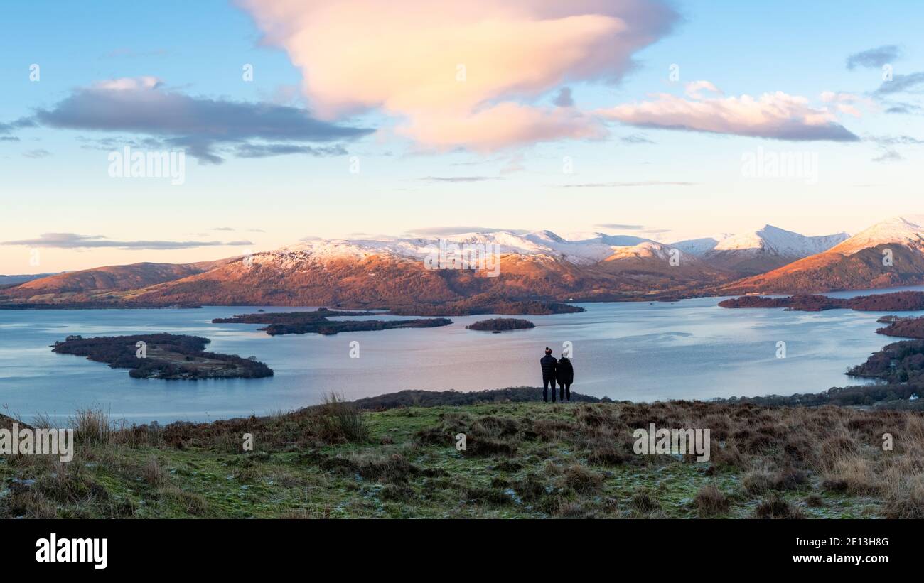 Loch Lomond vista invernale da Conic Hill all'alba, Scozia, Regno Unito Foto Stock