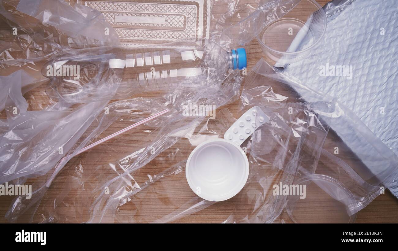 rifiuti domestici di plastica - mucchio di rifiuti domestici di plastica tale come bottiglie sacche contenitori e materiale di imballaggio Foto Stock