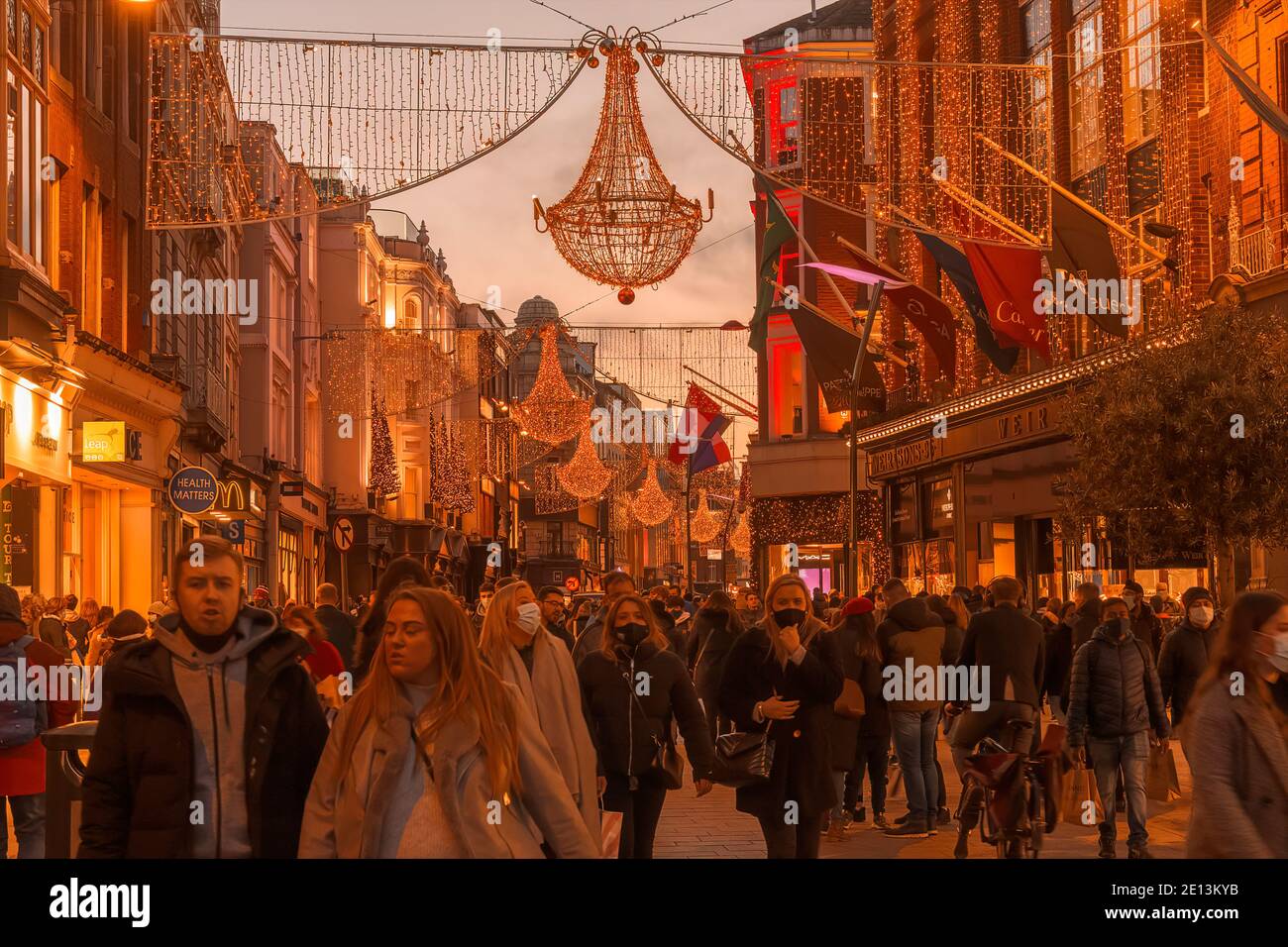 Grafton Street con gli acquirenti di notte poco prima di Natale 2020. Dublino. Irlanda. Foto Stock