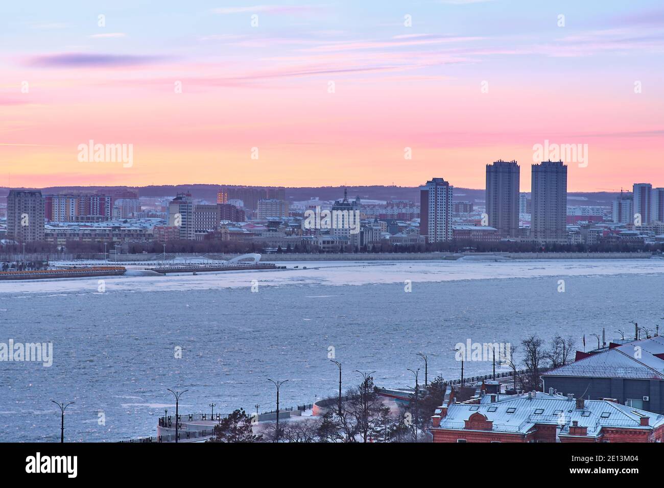 Blagoveshchensk, Russia - 26 giugno 2020: Vista della città cinese di Heihe dal terrapieno della città di Blagoveshchensk Foto Stock