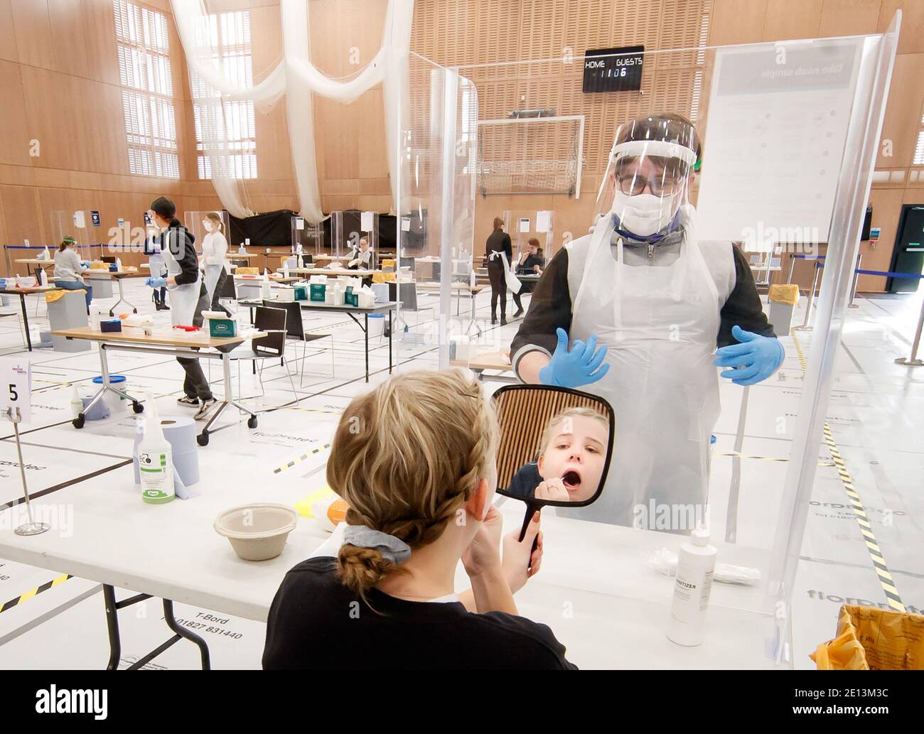 Uno studente effettua un test COVID-19 presso un sito di test di massa che ha riaperto presso l'Università di Hull nello Yorkshire orientale, per garantire un ritorno sicuro al campus dopo la pausa natalizia. Foto Stock
