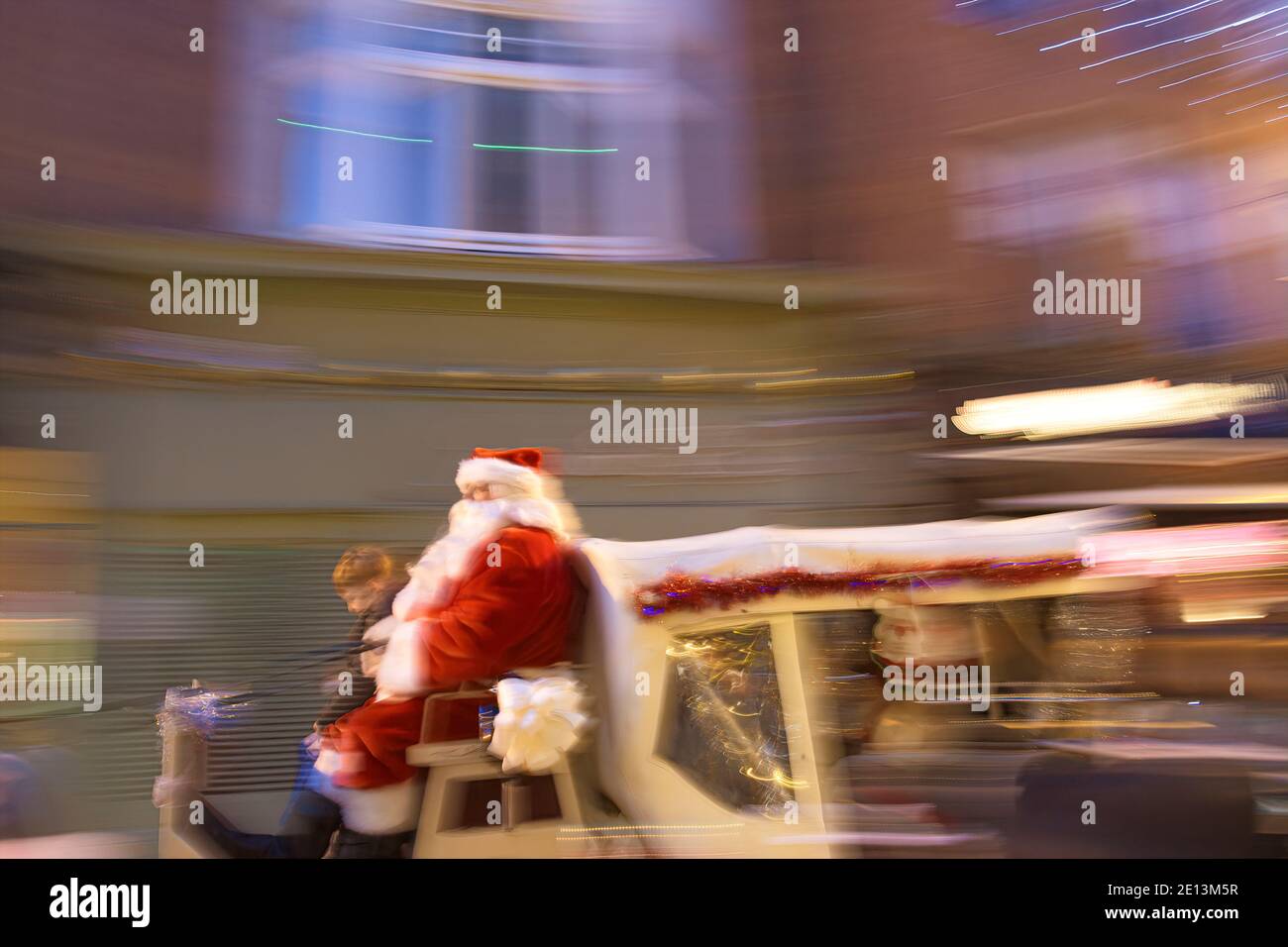 Cavalcare con Babbo Natale! Ragazzo in carrozza a cavallo con Babbo Natale giro attraverso il centro della città. Dublino, Irlanda. Foto Stock