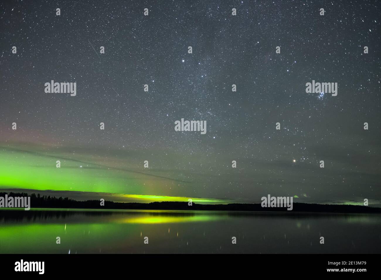 Cielo notturno con stelle e aurora boreale aurora boreale Foto Stock