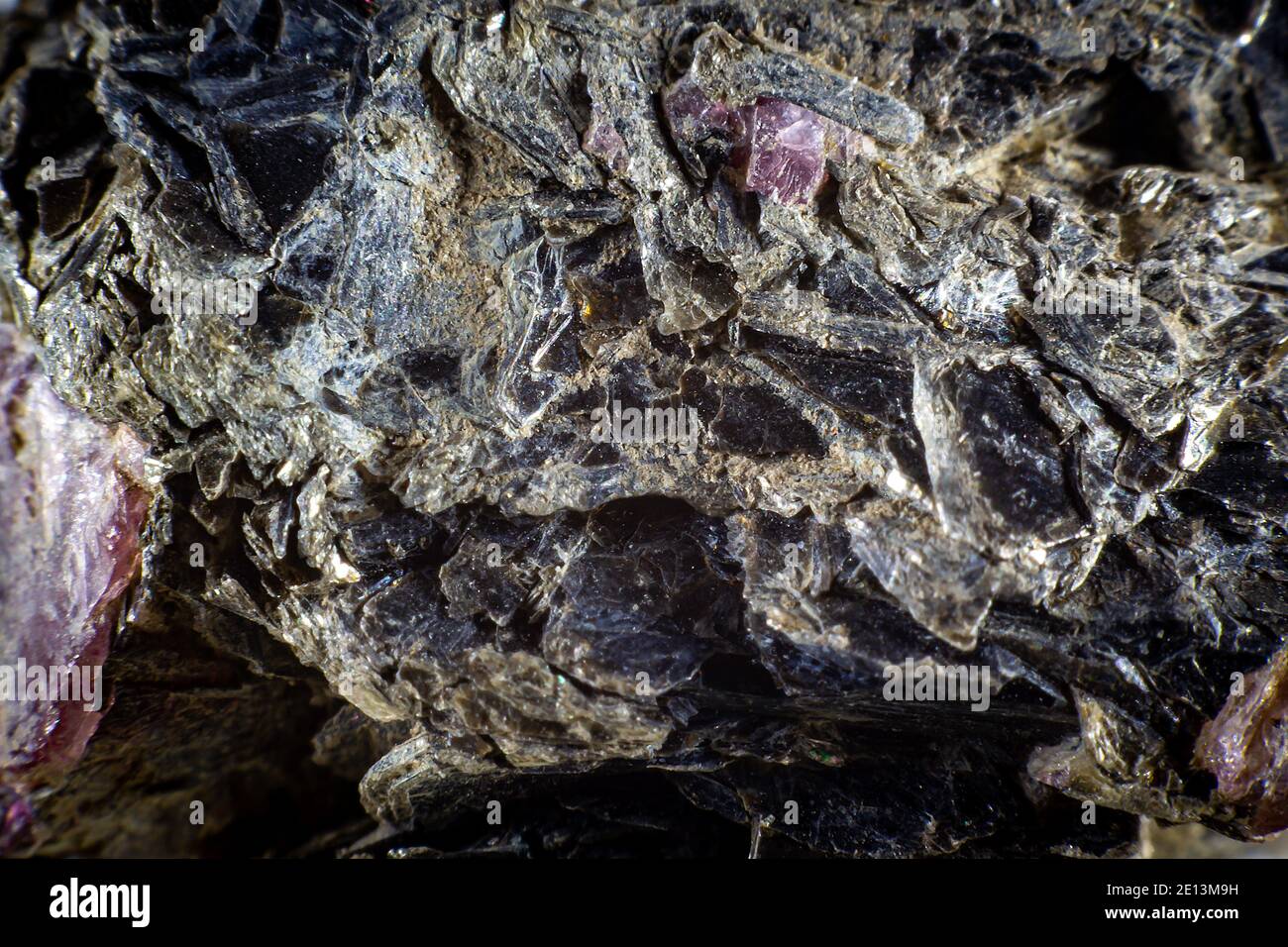 Primo piano su un minerale di biotite nero. Macrotecnica Foto Stock