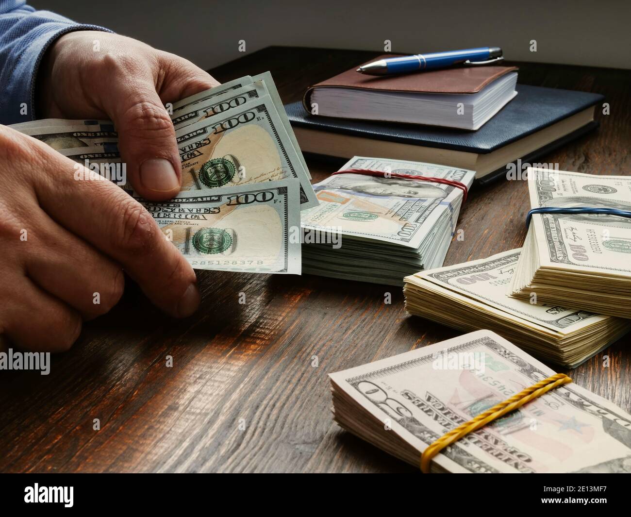 Mani stanno contando i wads di soldi. Prestito in contanti Payday. Foto Stock