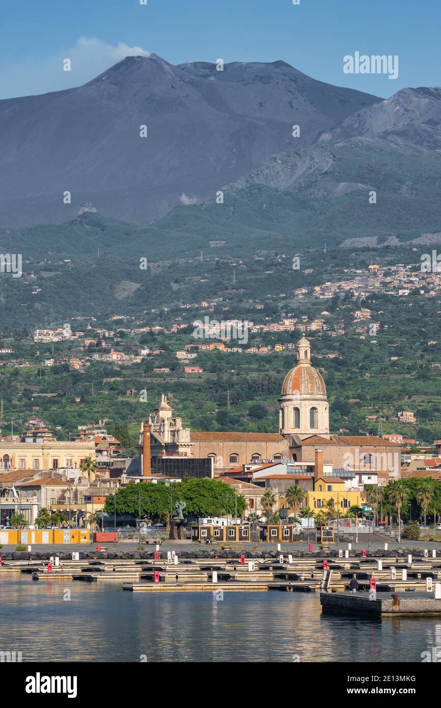 Il porto turistico della città di Riposto con il vulcano Etna sullo sfondo In Sicilia Foto Stock