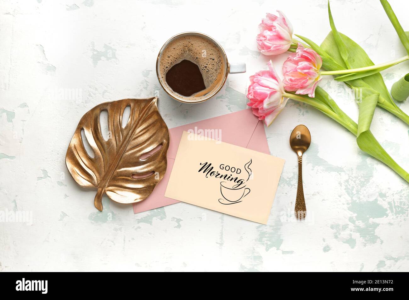 Composizione con caffè, fiori e biglietto d'auguri con testo BUONGIORNO su  sfondo bianco Foto stock - Alamy