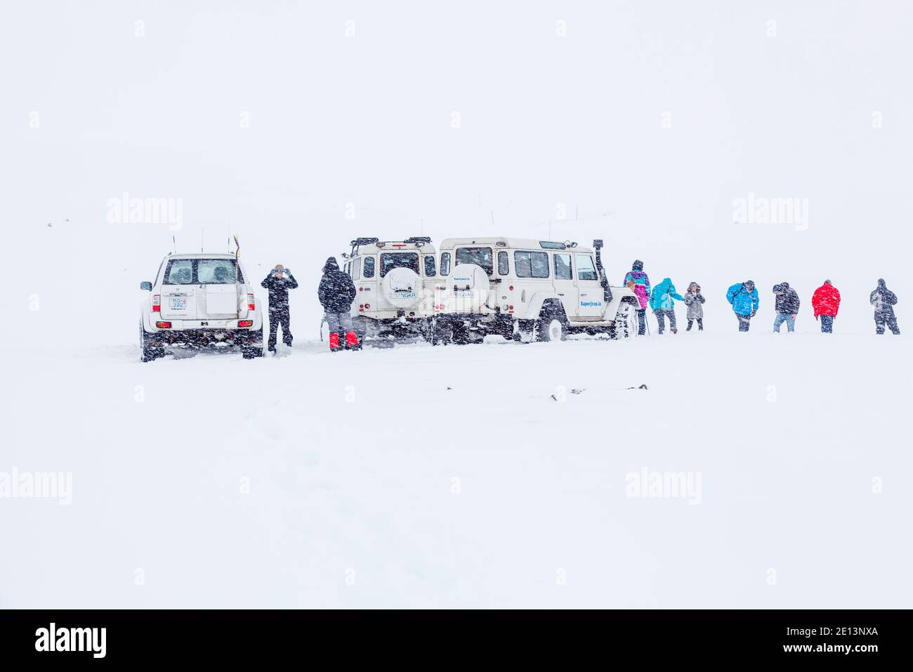 Veicoli Land Rover Defender 4v4 4WD con neve alta accesa Un'escursione turistica in Islanda Foto Stock
