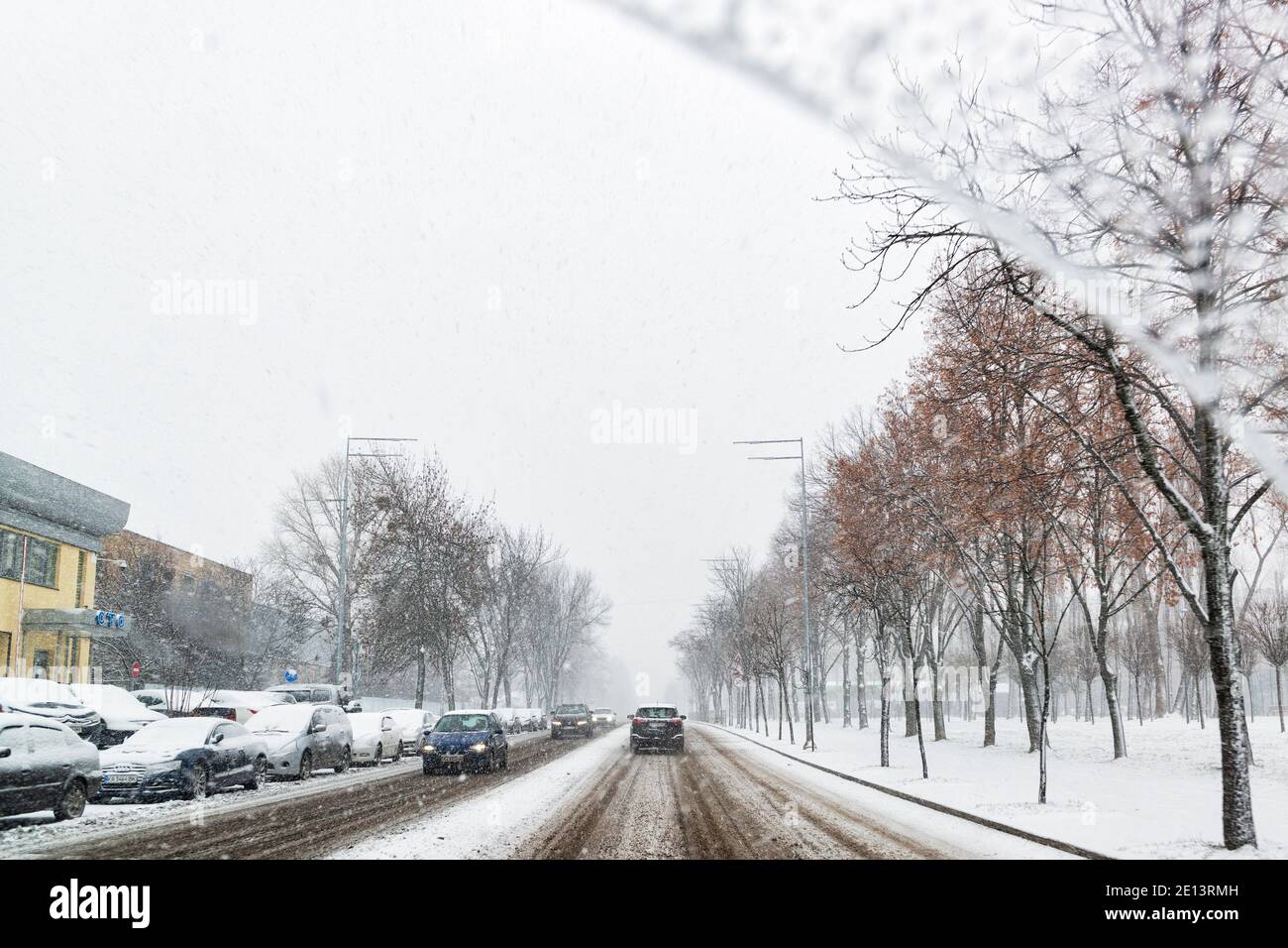 Kiev, Ucraina, 23 dicembre 2020, guida durante nevicate pesanti, pericolo su strada Foto Stock