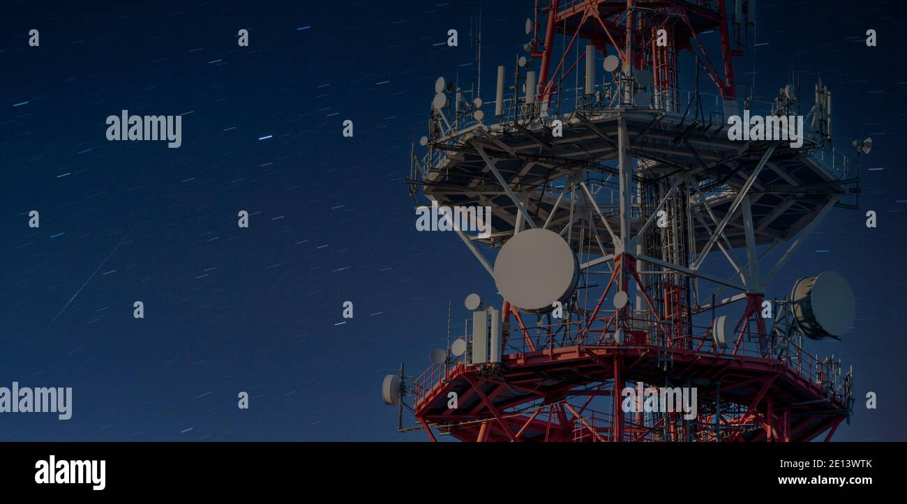radio e televisione palo sullo sfondo della notte cielo Foto Stock