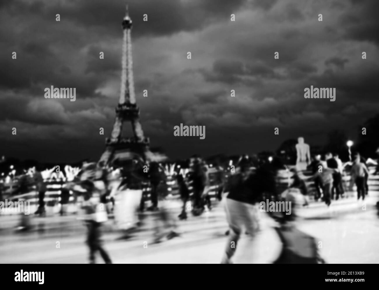 Parigi, Francia - 29 dicembre 2012: Divertimento durante le vacanze invernali. Pista di pattinaggio su ghiaccio di Natale vicino alla Torre Eiffel. Movimento sfocato. Foto storica in bianco e nero. Foto Stock